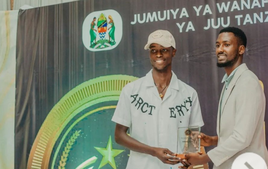 Kenedy M Safari (Left) TAHLISO Awards Best Sportsman of the Year 2024 Winner